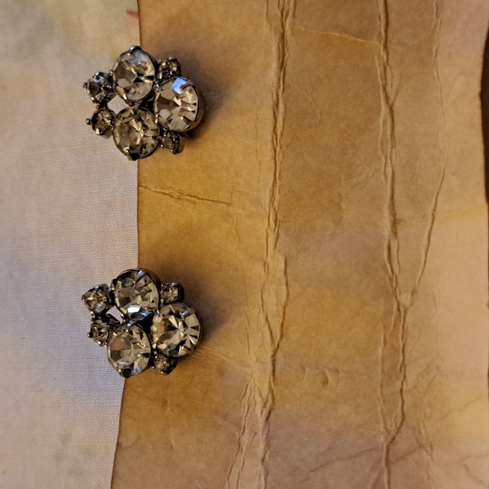Vintage rhinestone clip on earrings.